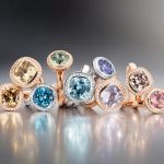 Capolavoro Twinkle Balloon Ringe in Rose- und Weissgold mit Diamanten und verschiedenen Farbedelsteinen auf grauem Hintergrund