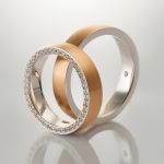 Trauringe aus der Unity Kollektion von Atelier M&uuml;hlbacher &ndash; zweifarbige Eheringe mit Diamantbesatz