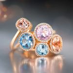 Capolavoro Espressivo Ringe in Rosegold mit Diamanten und unterschiedlichen Farbedelsteinen auf grauem Hintergrund