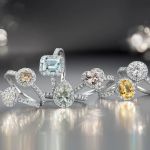 Capolavoro Diamantringe in Weissgold mit Diamanten und teilweise Farbedelsteinen auf grauem Hintergrund