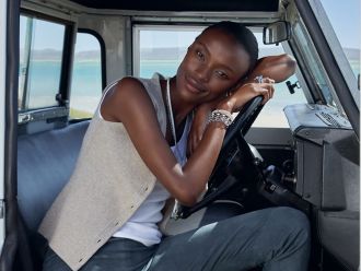 Weibliches Model traegt mehrere Schmuckstuecke von Tamara Comolli