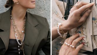 Goldschmuck mit weißen Perlen von Yana Nesper: lange Ketten, Armbänder und Ringe an Hals und Handgelenk.