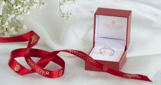 Verlobungsring aus dem Atelier M&uuml;hlbacher in roter Schmuckschatulle &ndash; vorbereitet f&uuml;r den Heiratsantrag