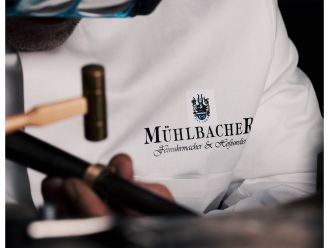 Goldschmied im M&uuml;hlbacher Meisteratelier bei der Anfertigung eines individuellen Schmuckst&uuml;cks