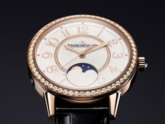 Jaeger-LeCoultre Rendez-Vous Damenuhr aus Ros&eacute;gold mit Diamantl&uuml;nette, guillochiertem Zifferblatt und Mondphasenanzeige auf schwarzem Lederband