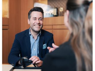 Persönliche Beratung zu Pre-Owned Uhren bei Juwelier Mühlbacher in Regensburg