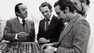 Jack Heuer zeigt eine Uhrenauswahl Kunden