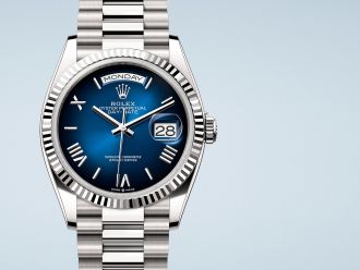 Rolex Day-Date Armbanduhr aus Edelstahl mit blauem Zifferblatt, geriffelter L&uuml;nette, Pr&auml;sidentenarmband sowie Wochentagsanzeige und Datumsfenster mit Zykloplupe