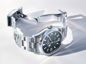 Rolex Explorer 36 Ref. 124270 aus Oystersteel mit schwarzem Zifferblatt und Oyster-Band auf hellem Hintergrund