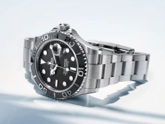 Luxuriöse Rolex Yacht-Master Armbanduhr aus Edelstahl mit schwarzem Zifferblatt und Cerachrom-Lünette – stilvolle Herrenarmbanduhr auf hellem Hintergrund