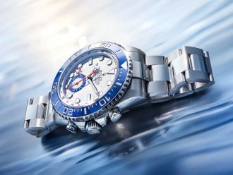 Rolex Yacht-Master II auf blauem Meereshintergrund liegend