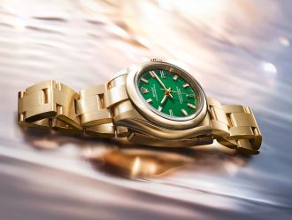 Rolex Datejust 31 Ref. M276208-0002 aus 18 Karat Gelbgold mit gr&uuml;nem Zifferblatt und President-Band auf schimmerndem Hintergrund