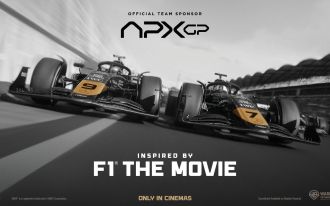 Zwei Rennwagen rasen Seite an Seite auf einer Strecke, mit den Nummern 9 und 7. Oben steht „Official Team Sponsor APX GP“, unten der Titel „Inspiriert von F1 The Movie – Nur im Kino“