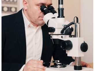 Diamantpr&uuml;fung im M&uuml;hlbacher Meisteratelier &ndash; fachkundige Begutachtung eines Steins unter dem Mikroskop