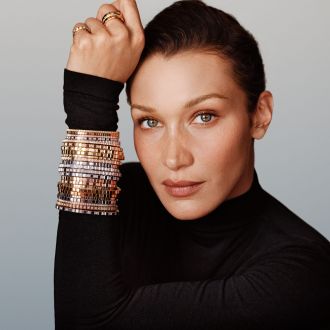 Bella Hadid traegt mehrere Armreifen und Ringe aus der Ice Cube Kollektion von Chopard