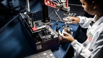 Uhrmachermeister bei der Zifferblattherstellung für TAG Heuer Uhren