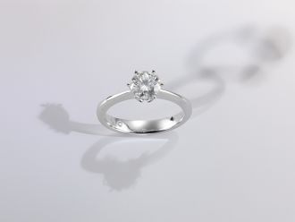 Klassischer Verlobungsring mit rundem Diamanten im Brillantschliff in Krappenfassung