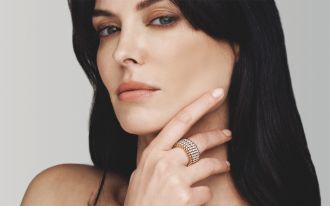 Serafino Consoli Ring aus Ros&eacute;gold mit pav&eacute;-gefassten Diamanten, getragen von einer Frau &ndash; elegantes Portr&auml;t mit Fokus auf den flexiblen Multisize-Ring am Finger