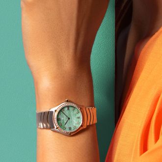 Ebel Sport Classic Uhr mit Gehaeuse aus Stahl und Rosegold, Diamantluenette, mintgruenem Perlmuttzifferblatt und Bicolorarmband am Handgelenk getragen