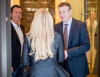 Markus und Andreas Muehlbacher begruessen an der Tuere des Juweliergeschaefts eine neue Mitarbeiterin