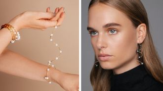 Goldfarbene Armbänder und Kette mit weißen Perlen sowie Model mit Spiralohrringen und dunklen Perlen aus der WRAPme Kollektion von Yana Nesper.