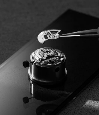 Feine Uhrmacherkunst: Maurice Lacroix AIKONIC Automatik-Uhrwerk in Montage, Schweizer Präzision und innovative Mechanik.