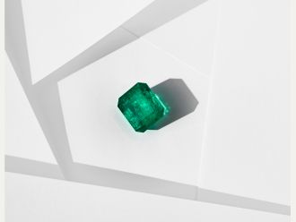 Loser Smaragd im Smaragdschliff mit sichtbarer Farbintensität und natürlichen Einschlüssen