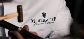 Meistergoldschmied von Juwelier Mühlbacher bei der Anfertigung eines individuellen Verlobungsrings