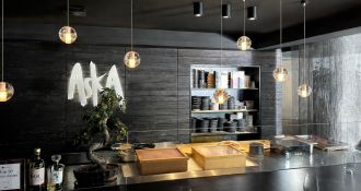 Innenansicht des Restaurants Aska in Regensburg mit modernem Interieur und offener Theke