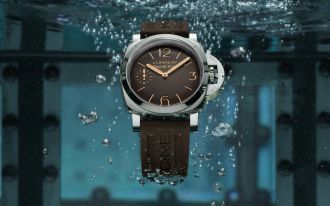 Panerai Luminor Taucheruhr unter Wasser mit Luftblasen, braunes Zifferblatt und robustes Armband &ndash; luxuri&ouml;se Sportuhr mit hoher Wasserdichtigkeit