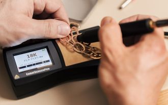 Goldpr&uuml;fung bei den Goldexpertentagen von Juwelier M&uuml;hlbacher in Regensburg: Ein Experte analysiert den Goldgehalt eines Schmuckst&uuml;cks mit einem Pr&uuml;fger&auml;t.