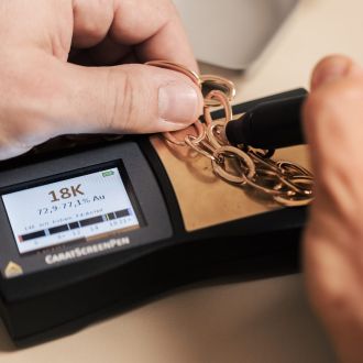 Goldankauf in Regensburg: Fachgerechte Analyse einer 18-Karat-Goldkette bei Juwelier Mühlbacher