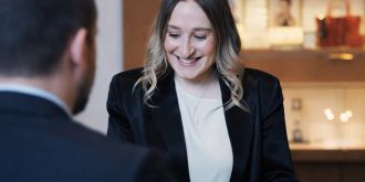 Persönliche Beratung bei Mühlbacher in Regensburg – Gespräch zur Planung eines individuell angefertigten Verlobungsrings