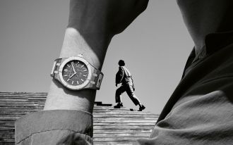 Maurice Lacroix AIKONIC Automatikuhr am Handgelenk, modernes Lifestylefoto in Schwarz-Weiß mit dynamischer Szene und urbanem Flair.