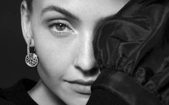 Porträt einer Frau mit Creole aus der Danuvina Mill River Kollektion, die Hälfte ihres Gesichts von einem schwarzen Stoff bedeckt.