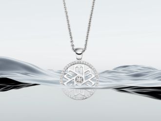 Danuvina by Mühlbacher Mill River Anhänger mit Halskette in Weissgold mit Diamanten taucht aus dem Wasser auf.