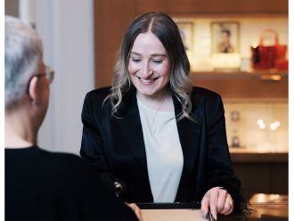 Individuelle Beratung für Verlobungsringe im Fachgeschäft von Juwelier Mühlbacher