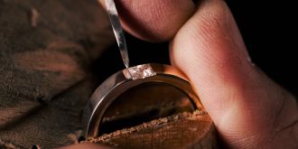 Handgefertigter Verlobungsring im Mühlbacher Meisteratelier in Regensburg – präzises Einsetzen eines Diamanten