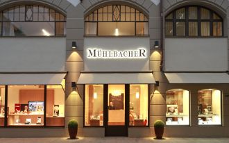 Ladengesch&auml;ft von Juwelier M&uuml;hlbacher Blick auf Eingang und Schaufenster von der gegen&uuml;berliegenden Strassenseite