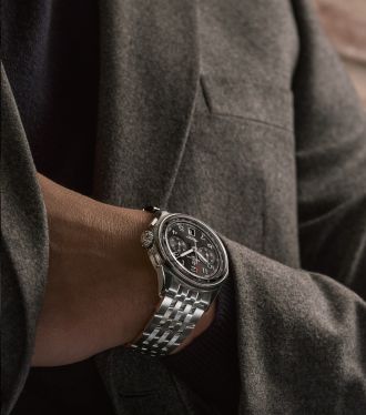 Maennliches Model mit einem Breitling Premier Chronographen in Stahl mit schwarzem Zifferblatt am Handgelenk