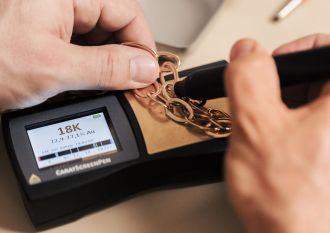 Goldprüfung mit geeichter Analysewaage bei Juwelier Mühlbacher