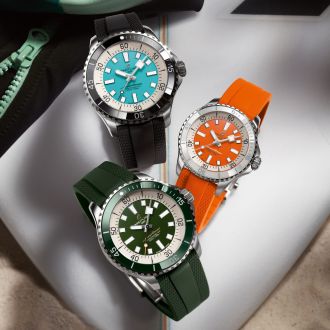 Drei Breitling Superocean Uhren uebereinander liegendauf Lifestylehintergrund