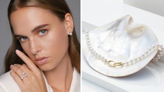 Zweiteiliges Motiv mit einem Model, das Perlenohrringe und einen Perlenring trägt, sowie einer Perlenkette auf einer großen Perlmuttmuschel aus der New Basics Kollektion von Yana Nesper.