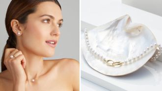 Perlenschmuck von Yana Nesper: weiße Perlenkette mit goldener Schließe auf Muschel, getragen mit Ring, Ohrstecker oder Creole.