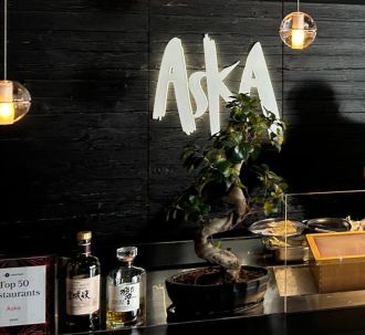 Innenansicht des Restaurants Aska in Regensburg mit beleuchtetem Logo, Barbereich und stilvollem Ambiente &ndash; Partnerrestaurant f&uuml;r den Genussgutschein von Juwelier M&uuml;hlbacher.