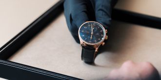 IWC Chronograph als Preowned Luxusuhr wird mit Handschuh pr&auml;sentiert &ndash; sorgf&auml;ltige Pr&uuml;fung und hochwertige Verarbeitung bei M&uuml;hlbacher