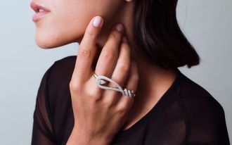 Crivelli Closer Multifingerring aus Ros&eacute;gold mit funkelnden Diamanten, getragen an der Hand einer Frau.