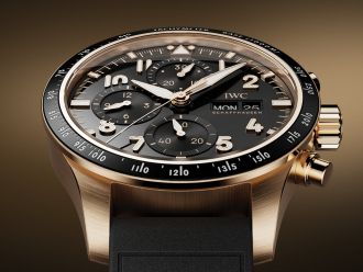 IWC Ingenieur Uhr in Stahl mit blauem Zifferblatt seitlich auf blau-weissem Hintergrund liegend