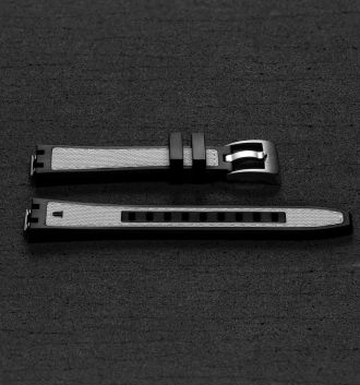 Weiß-schwarzes Maurice Lacroix AIKONIC Armband mit EasyChange Wechselsystem, luxuriöses Uhrenband mit sportlich-elegantem Design.