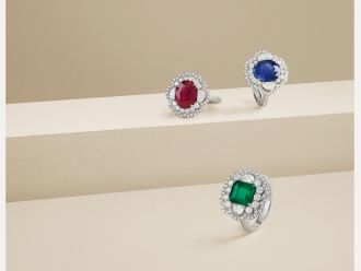 Drei Verlobungsringe mit Rubin, Saphir und Smaragd in Diamant-Halo-Fassung aus Weißgold